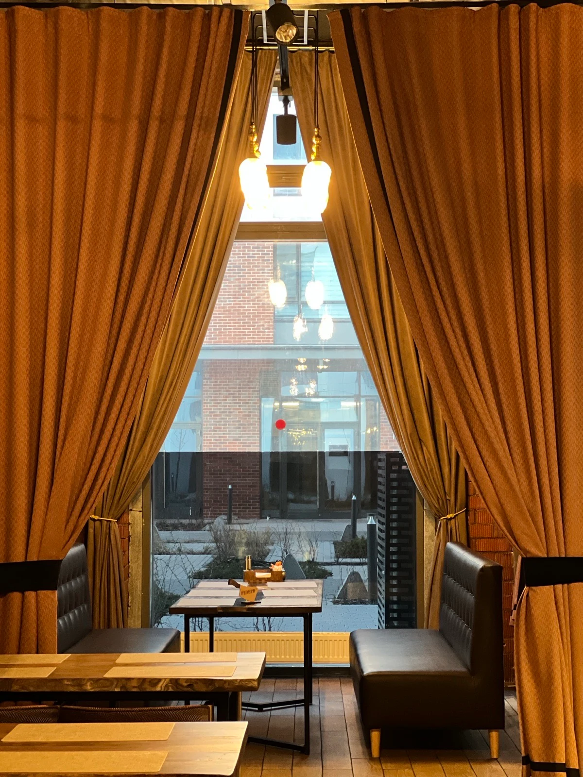 Интерьер Old Chester Grill Pub в Астане